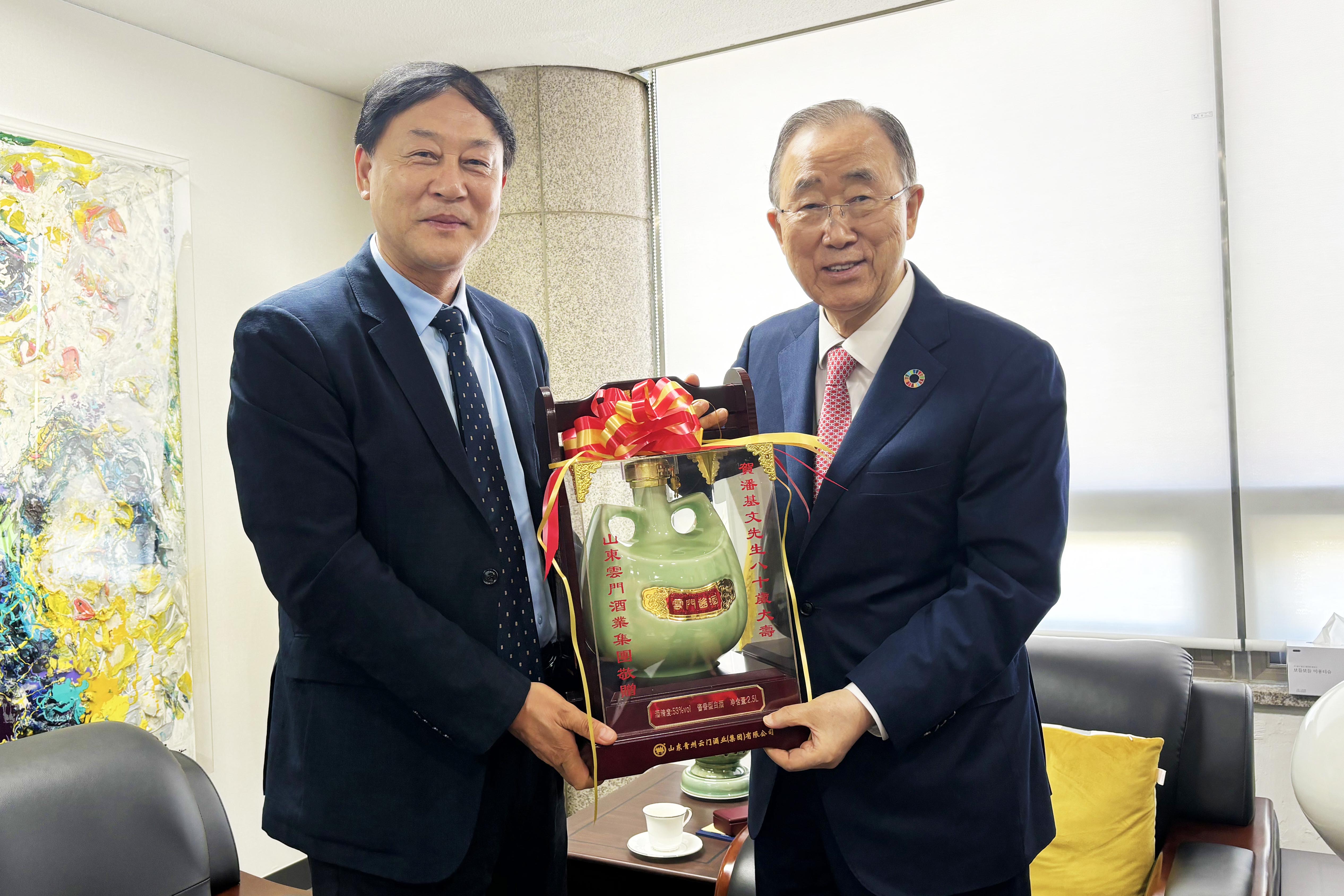 2024年5月，董事长汲英民赴韩国拜访第8任联合国秘书长、韩国前外长、博鳌亚洲论坛理事长潘基文先生，并向其赠送专属定制版坛装云门酱酒.jpg